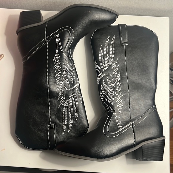 Cowboy boots - Picture 1 of 3